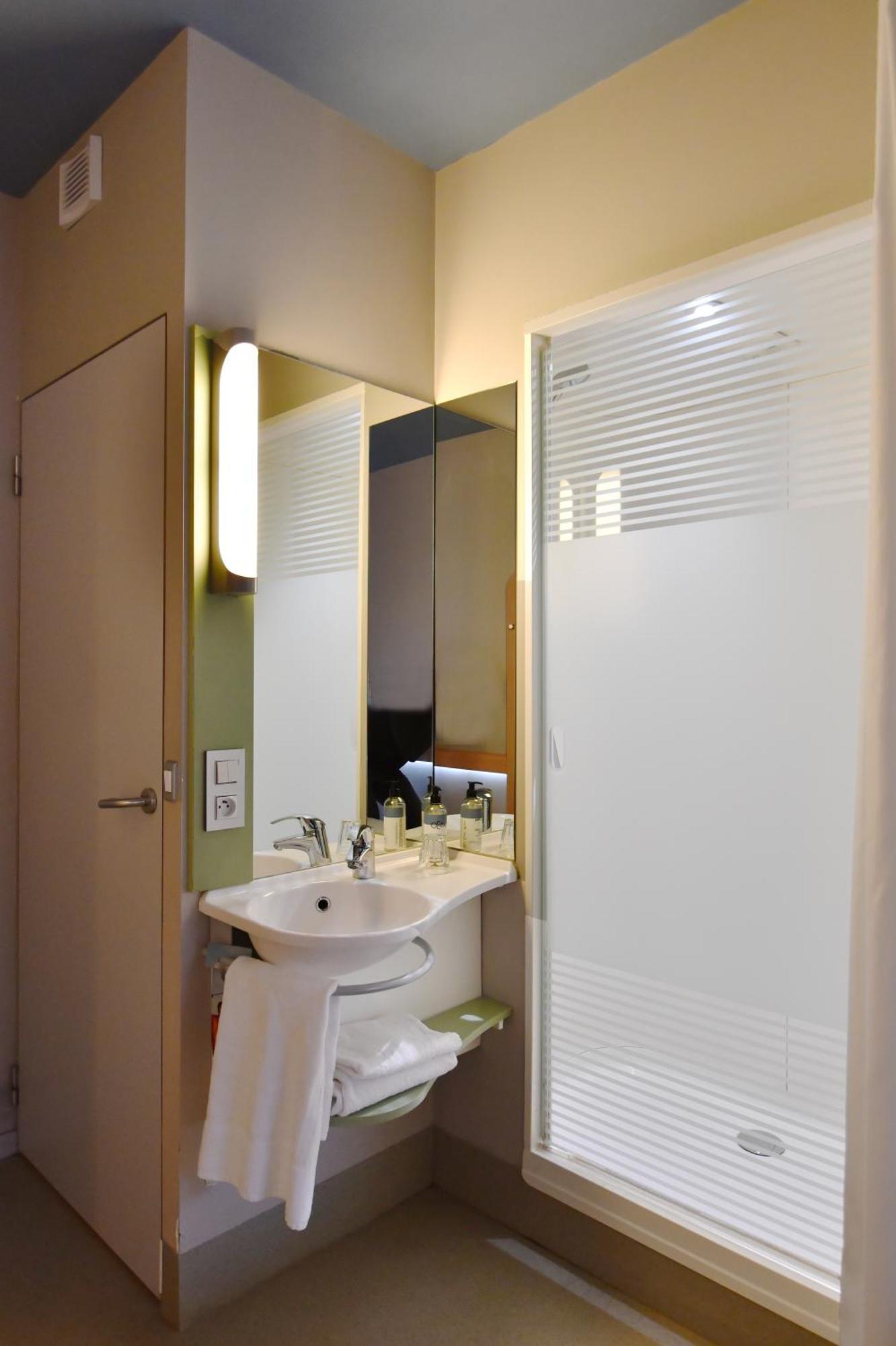 Dreibettzimmer mit 1 Doppelbett und 1 Etagenbett