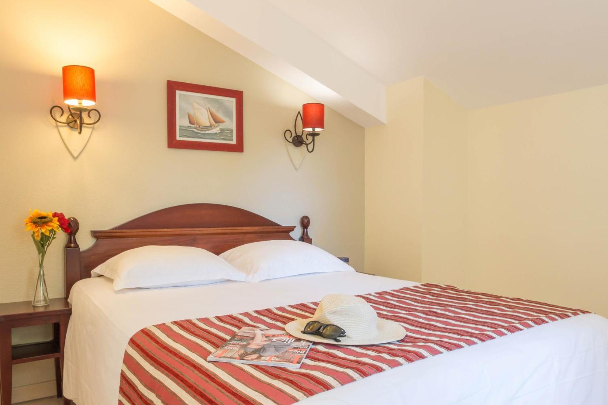 One-Bedroom Apartment Sleeping Alcove Terrace or Balcony