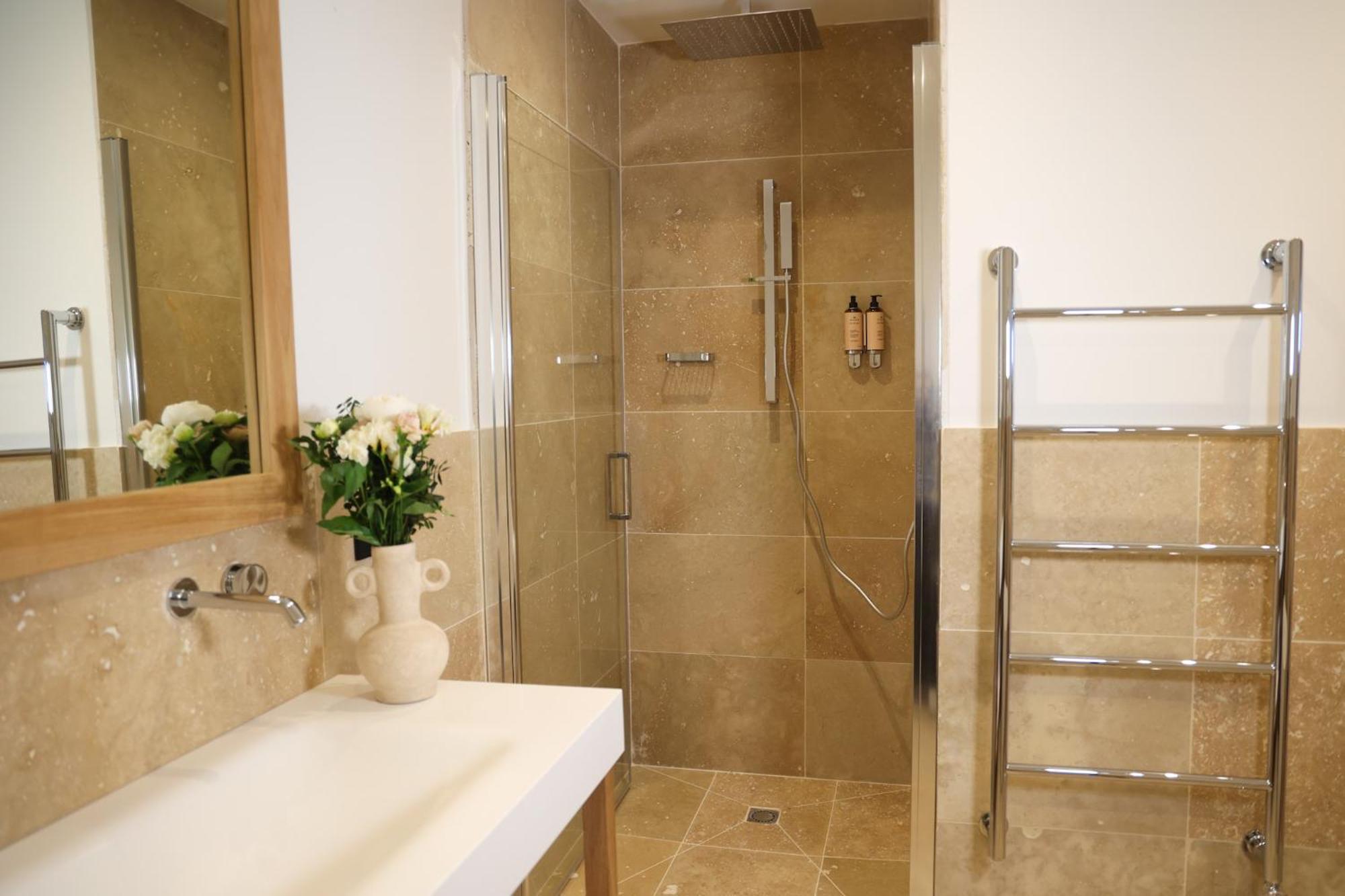 Deluxe Suite with Partial Sea View and Jacuzzi