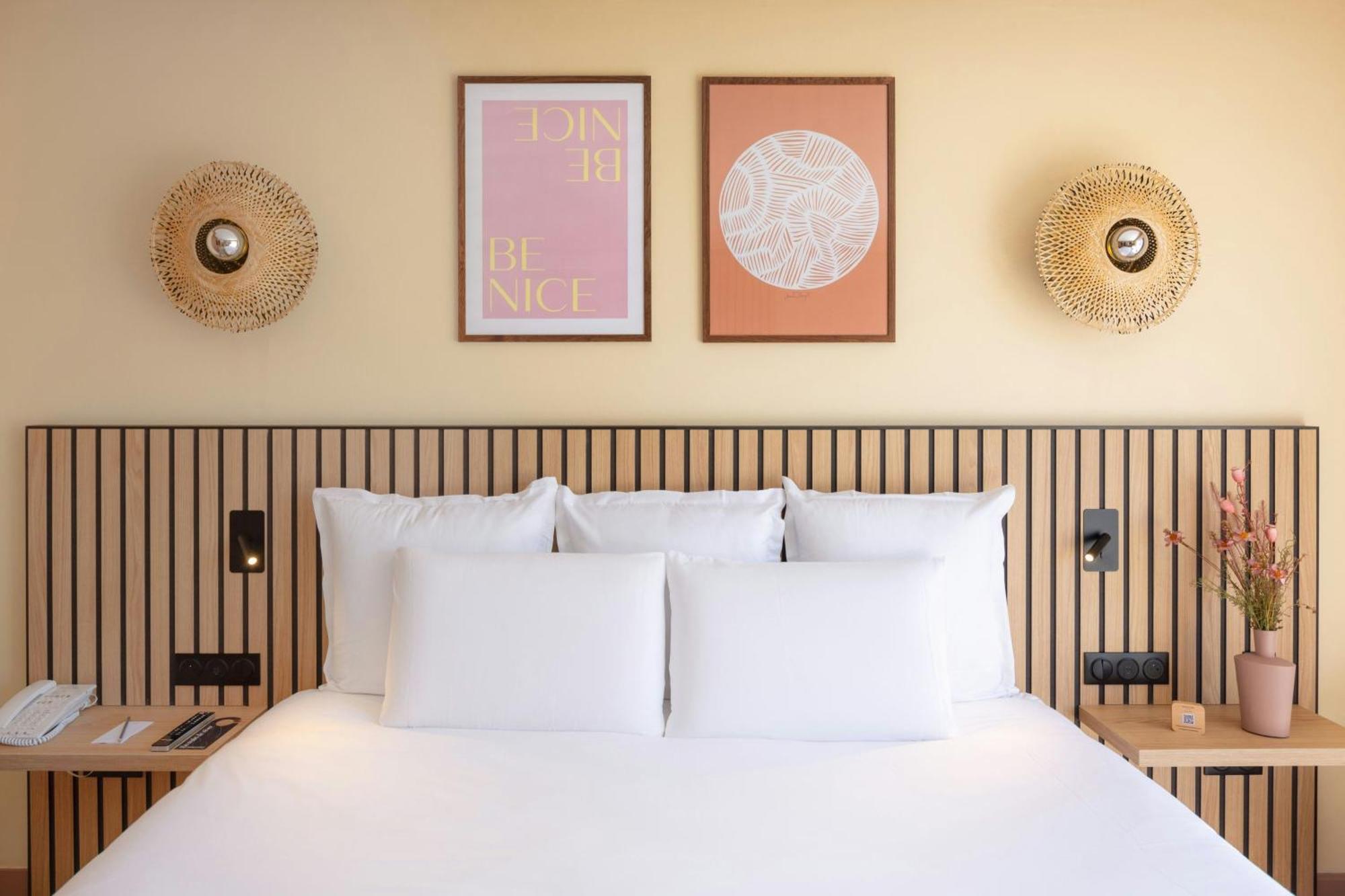 Contemporary Queen Room with Garden View,1746814107:JPEG