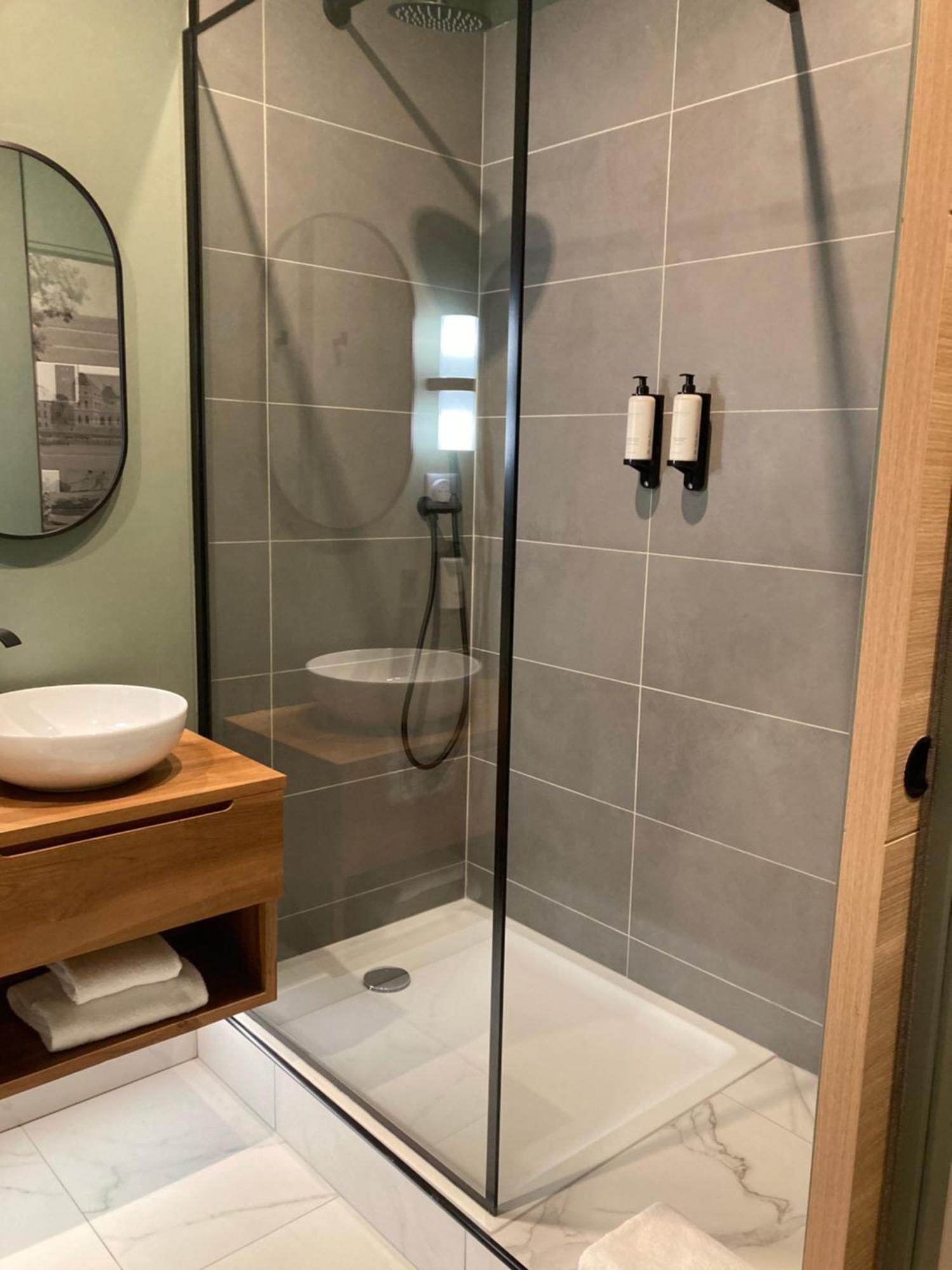 Executive Suite,1746829086:JPEG