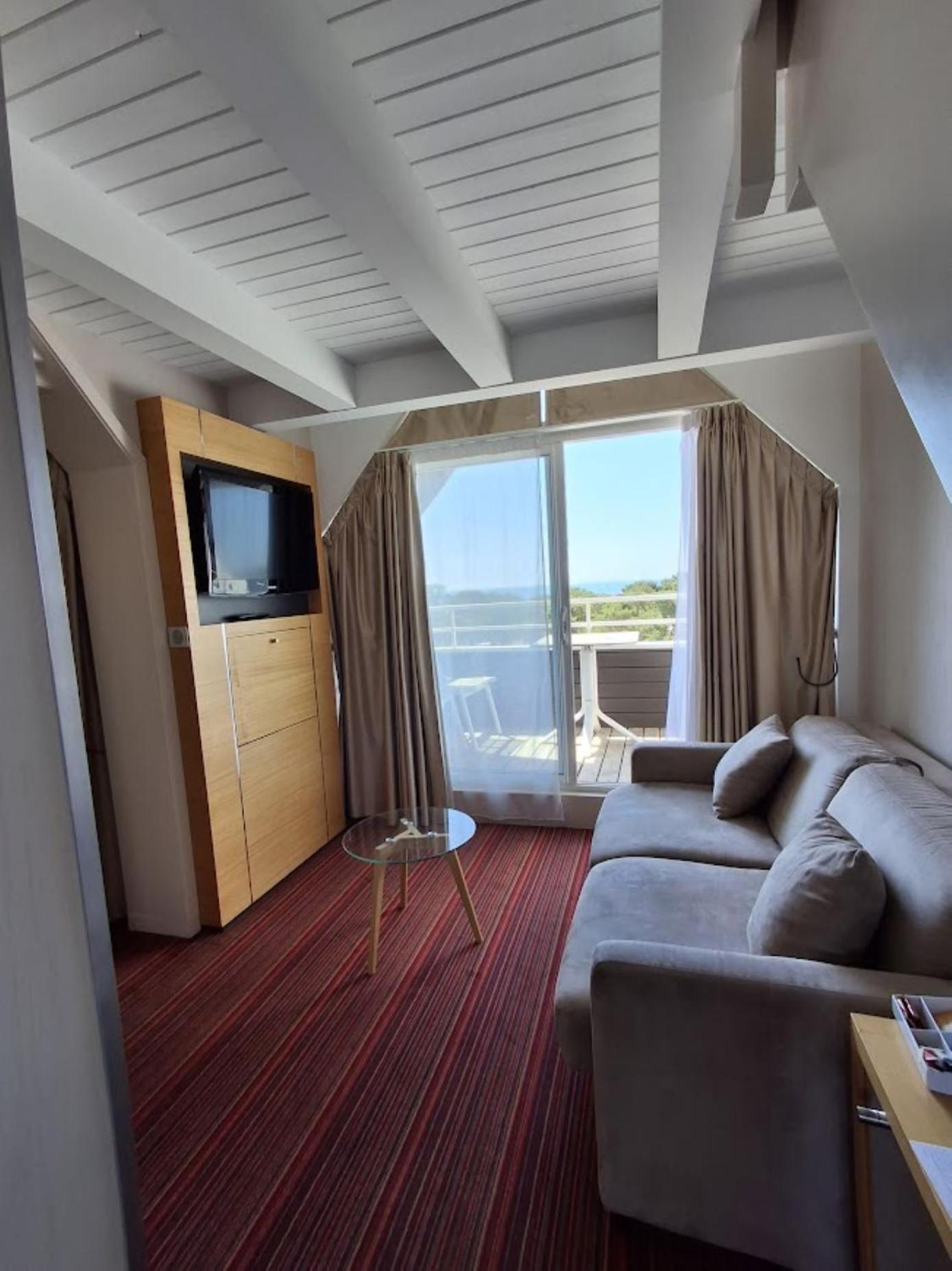 Family Room Sea or Swimming Pool View