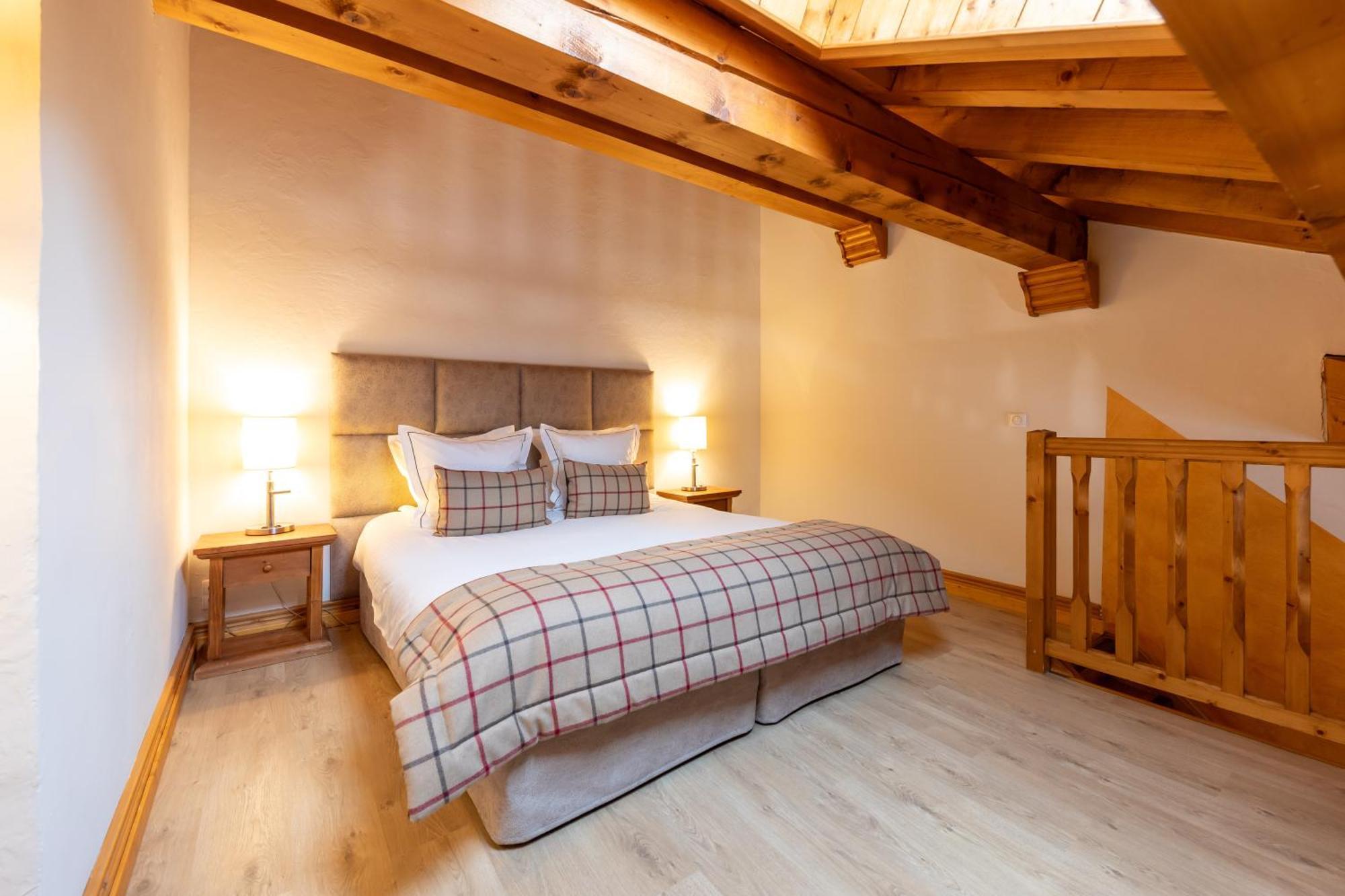 Family Room,1758385307:JPEG