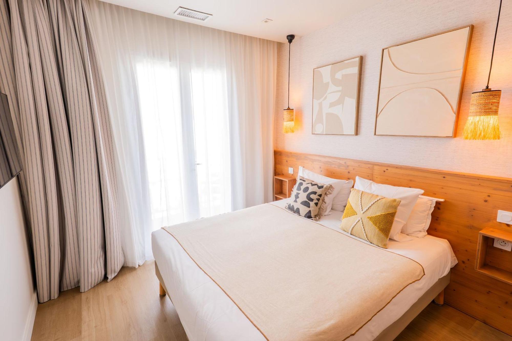Double or Twin Room Side Sea View