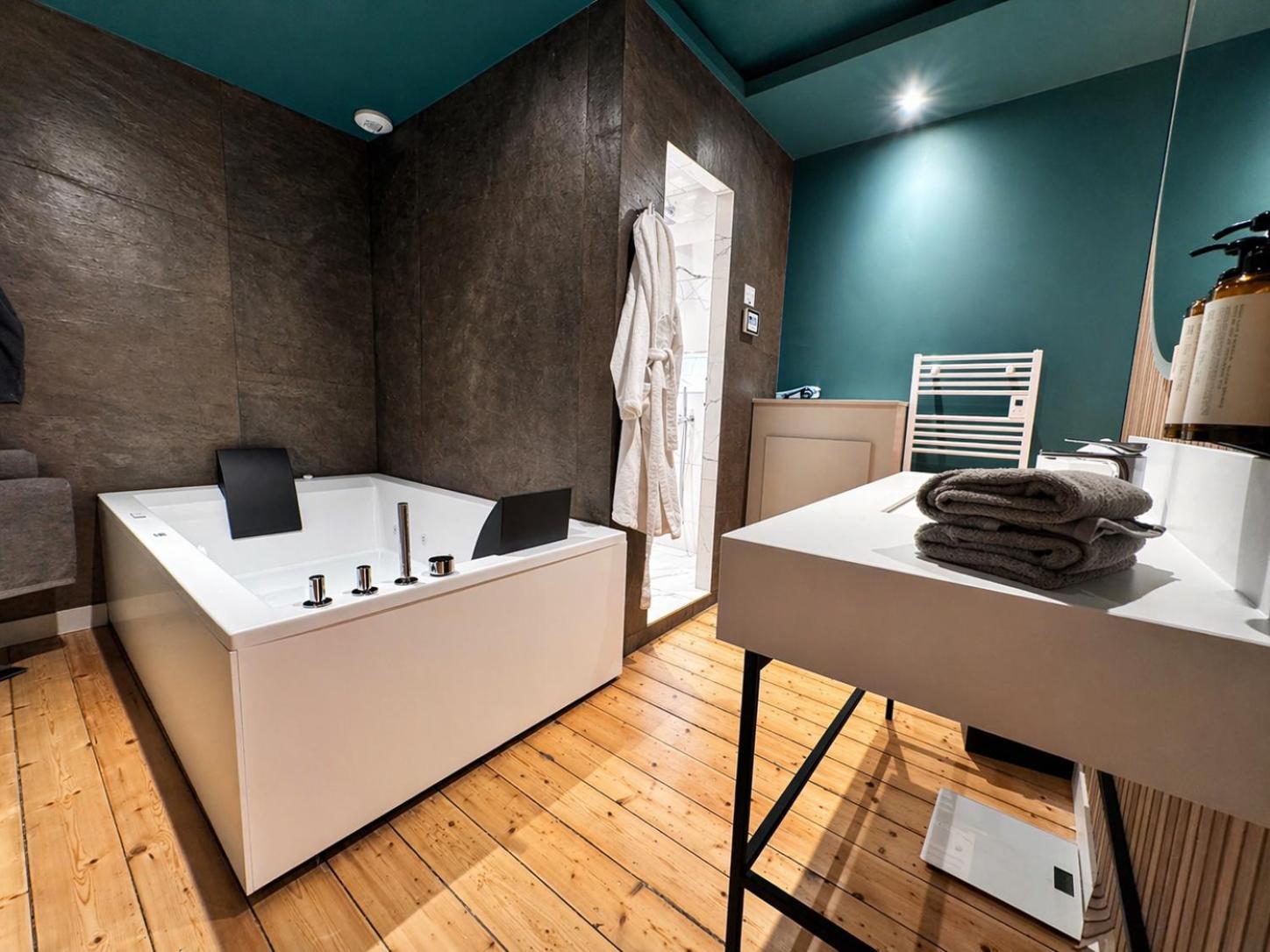 King Suite Spa Bath