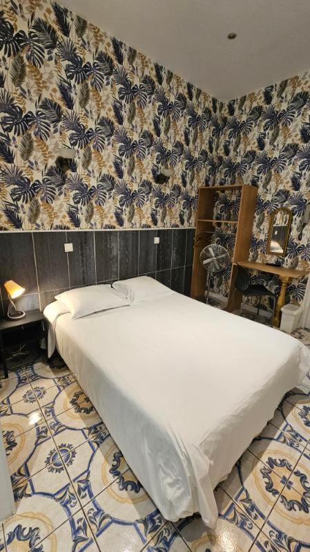 Standard Single Room with toilets outside the bedroom