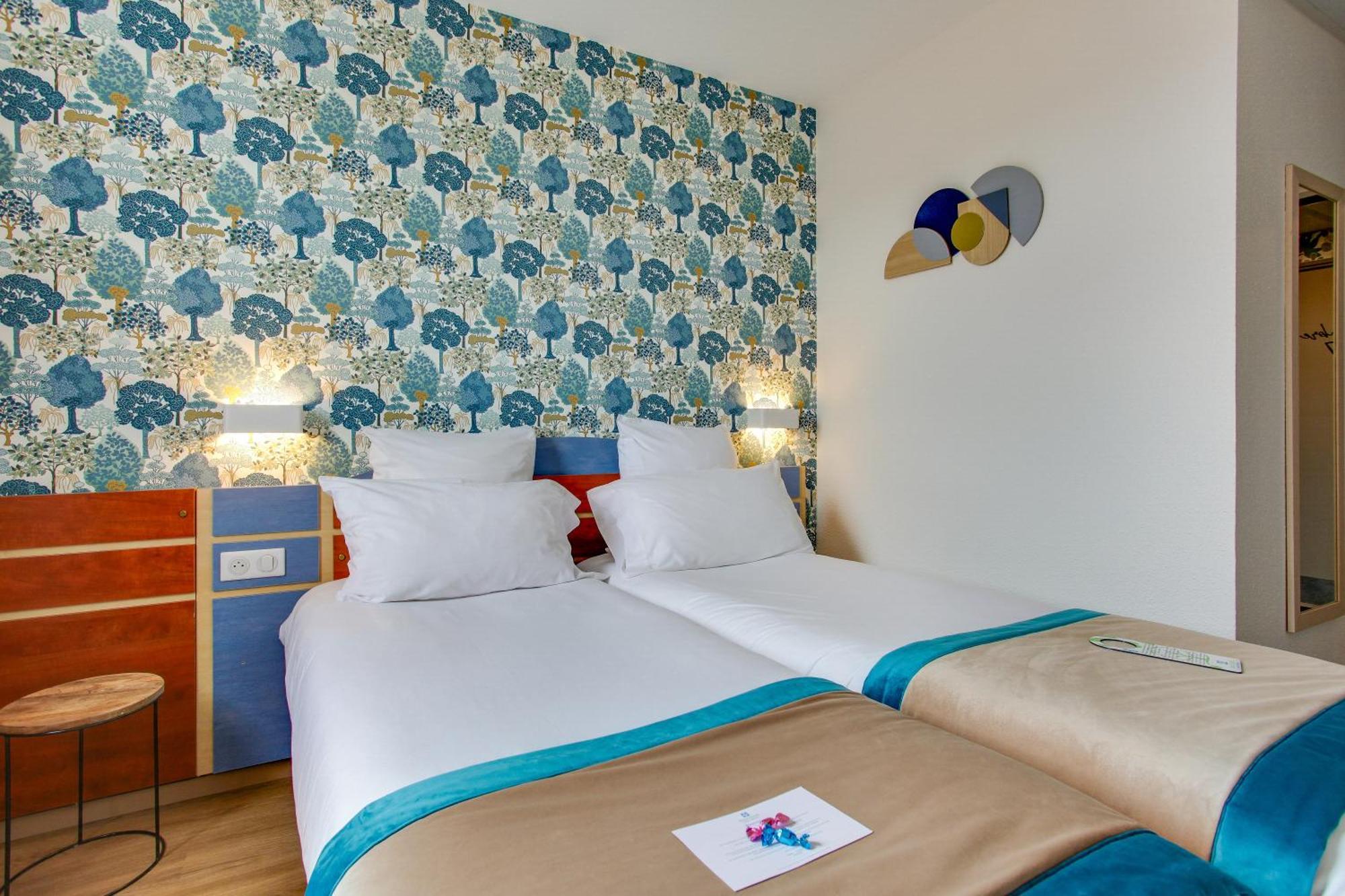 Family Room One Queen Bed Two Single Beds Adjoining Rooms or Non-Smoking