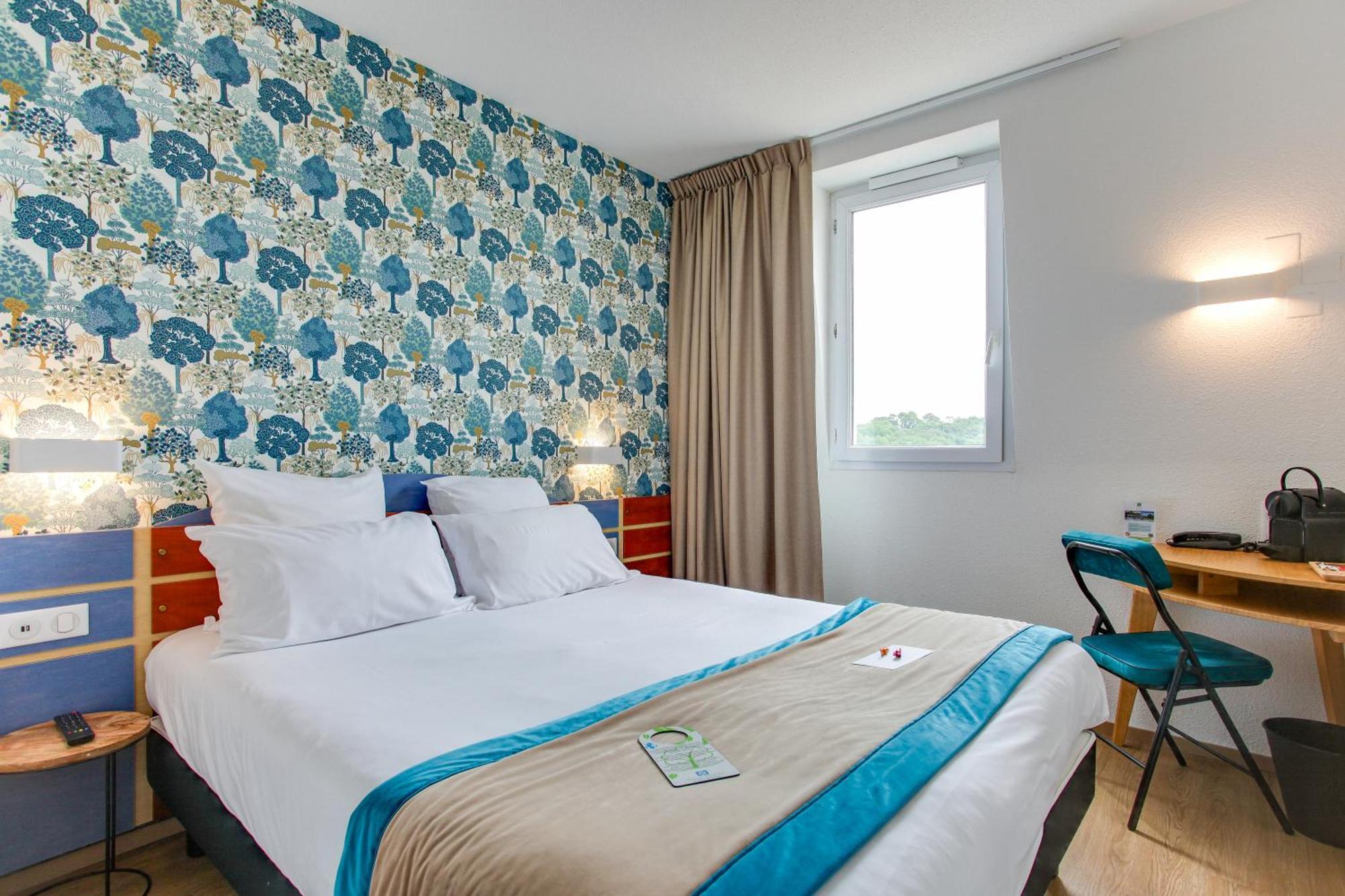 Family Room One Queen Bed Two Single Beds Adjoining Rooms or Non-Smoking