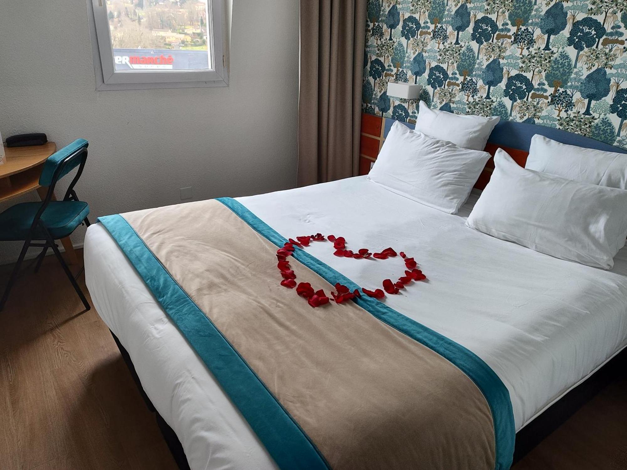 Family Room One Queen Bed Two Single Beds Adjoining Rooms or Non-Smoking