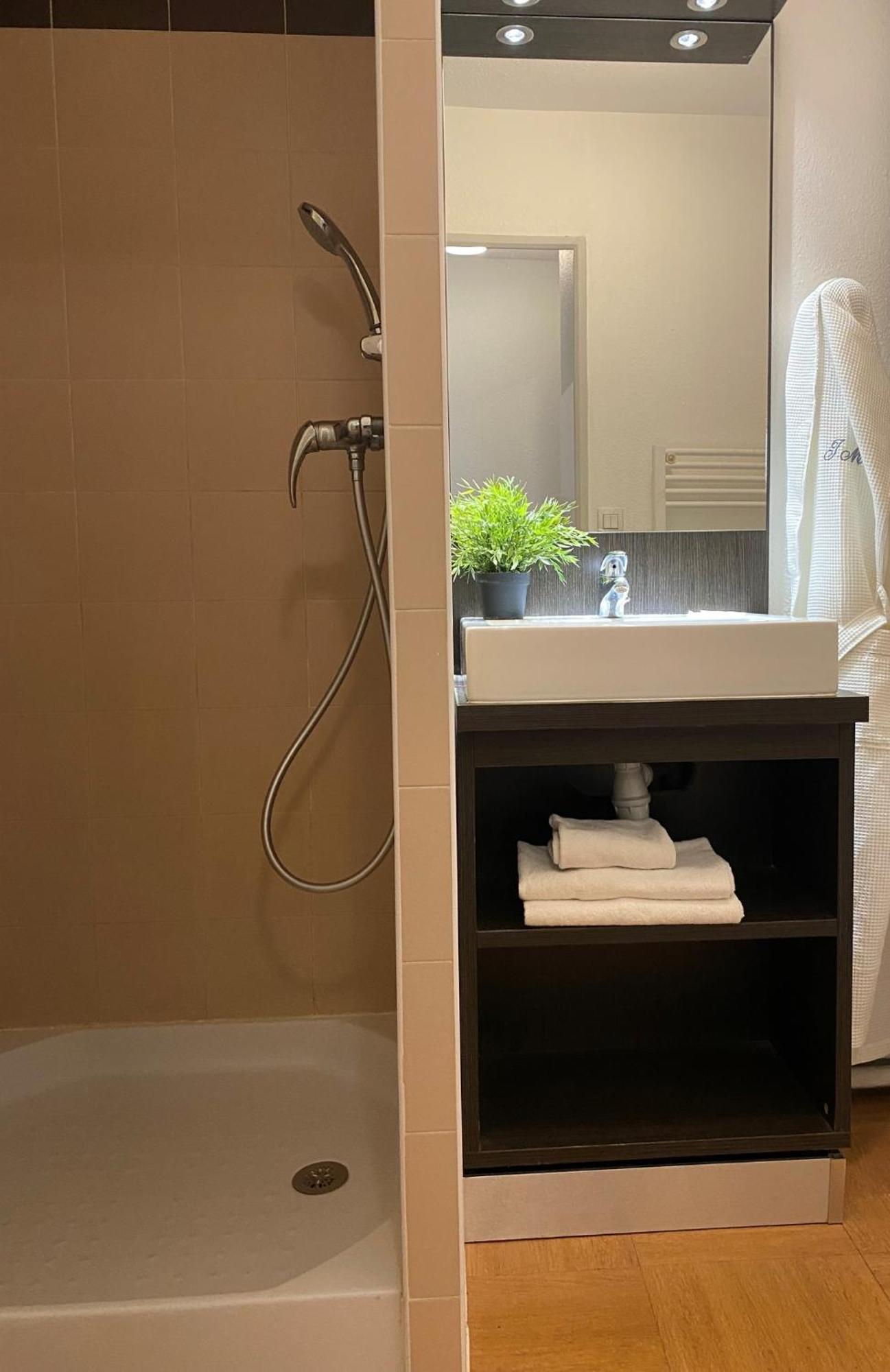 Studio (2 Adults)