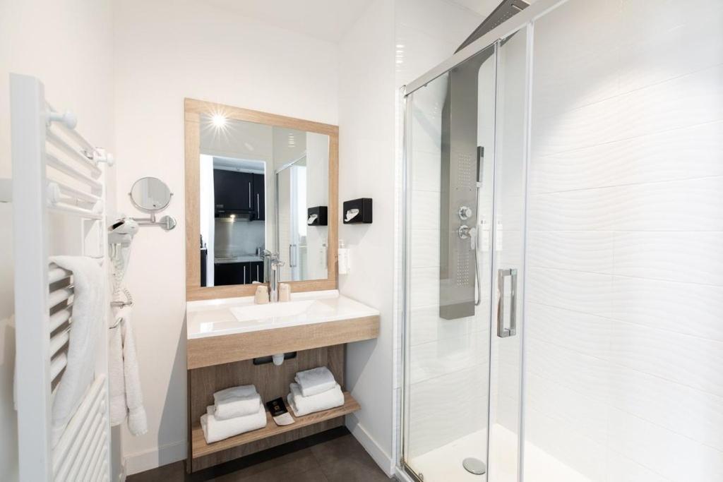 Classic Room Balcony Partial Basin View