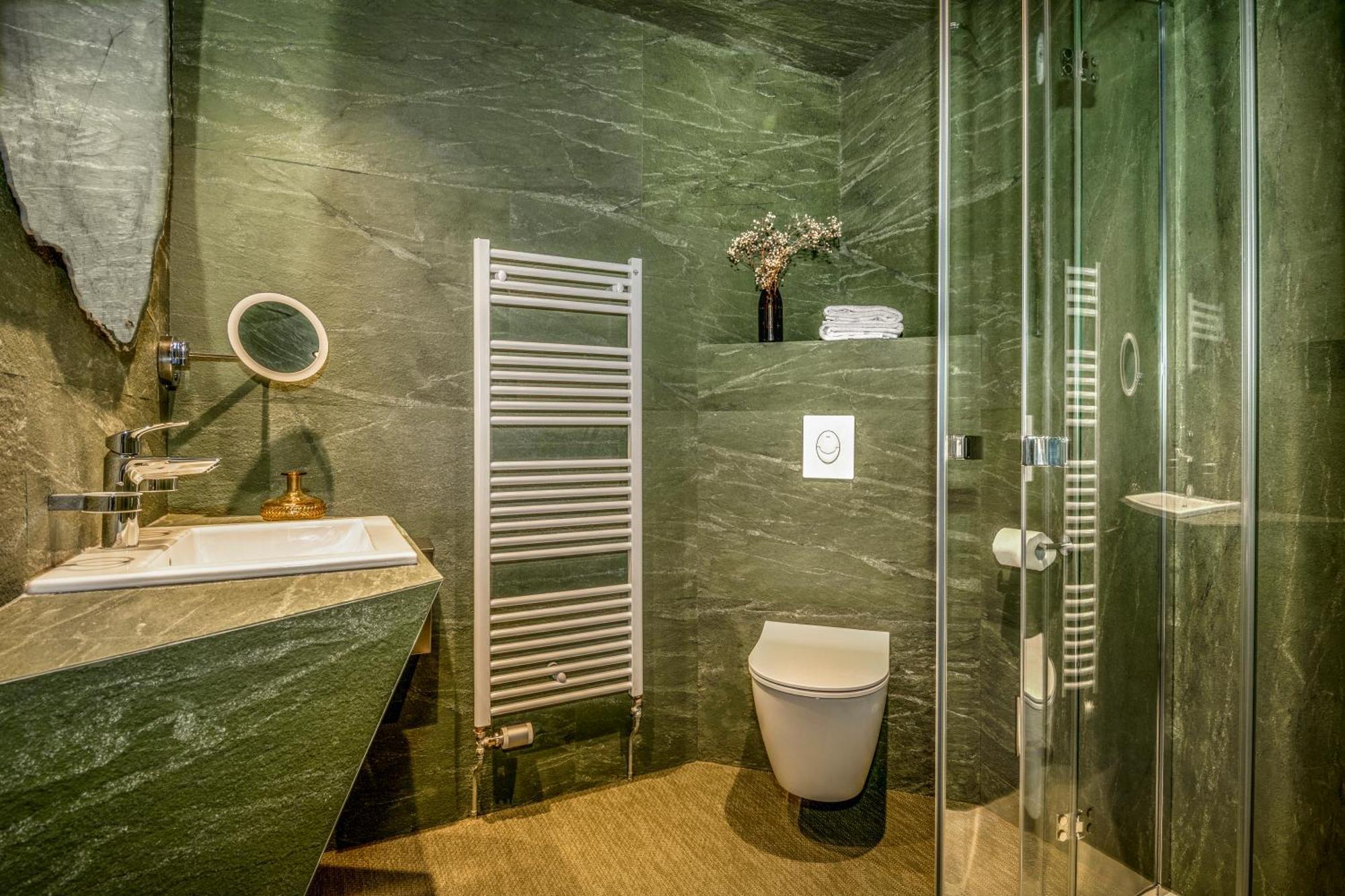 Twin Room Shower