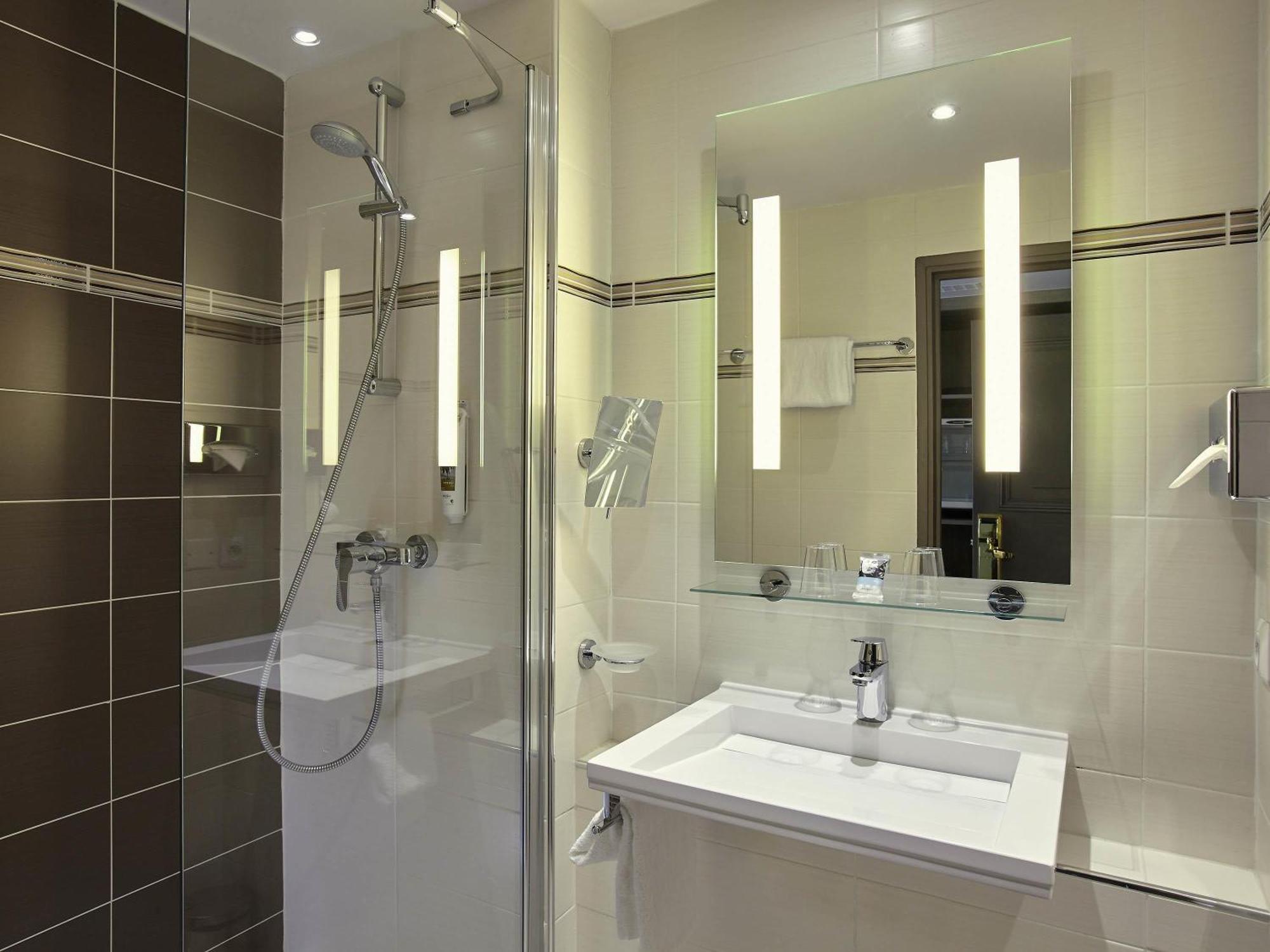 Classic Room with 1 double bed and twin beds