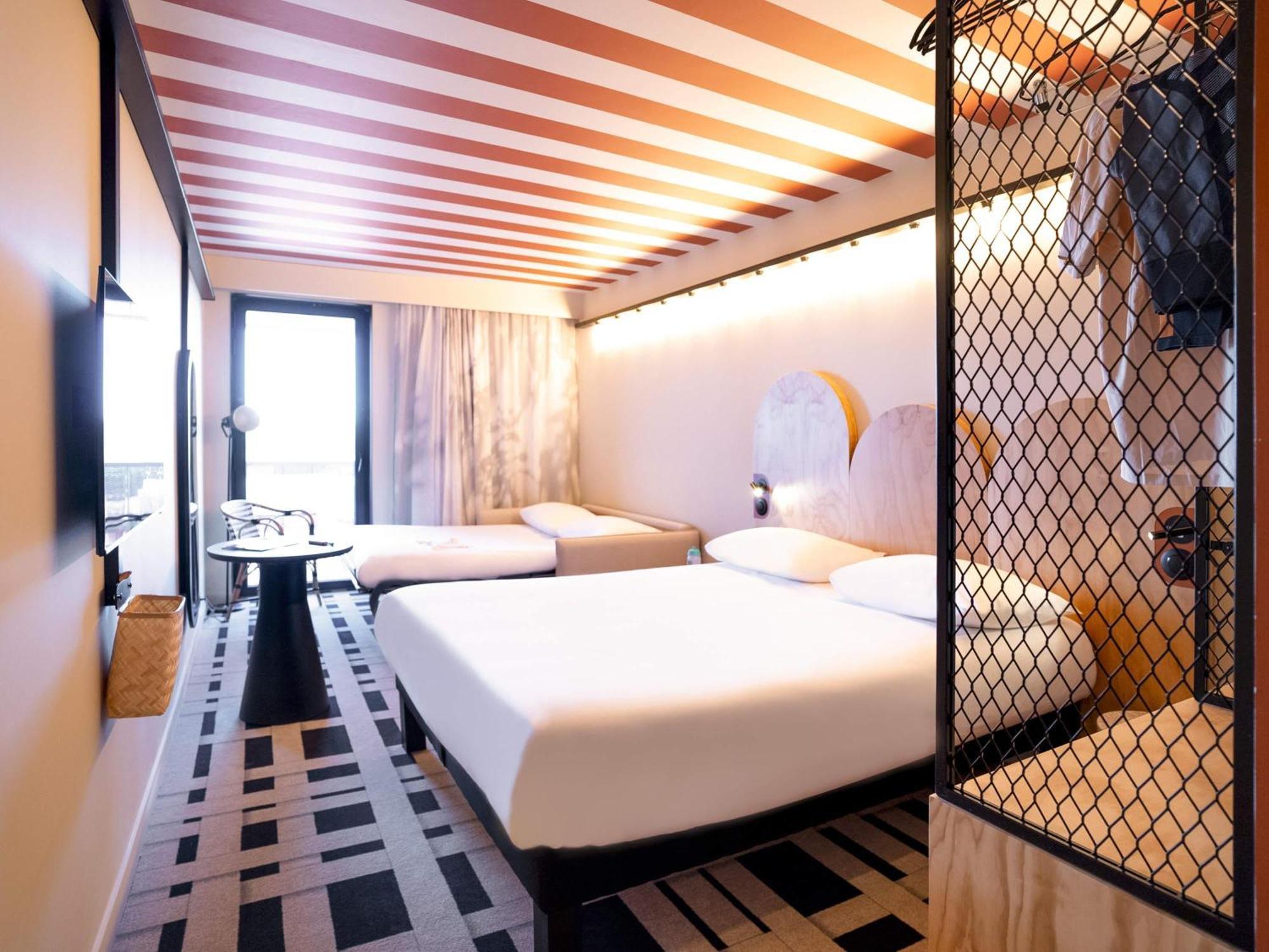 Habitación Familiar con cama doble y sofá cama