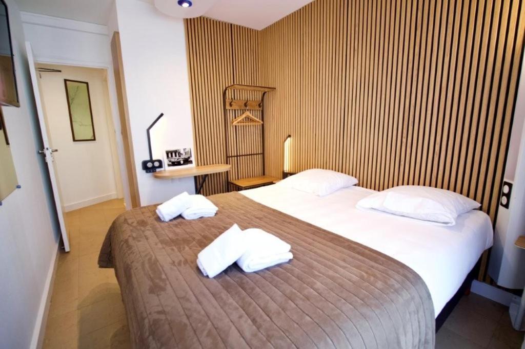 Standard Double Room shower or bathtub