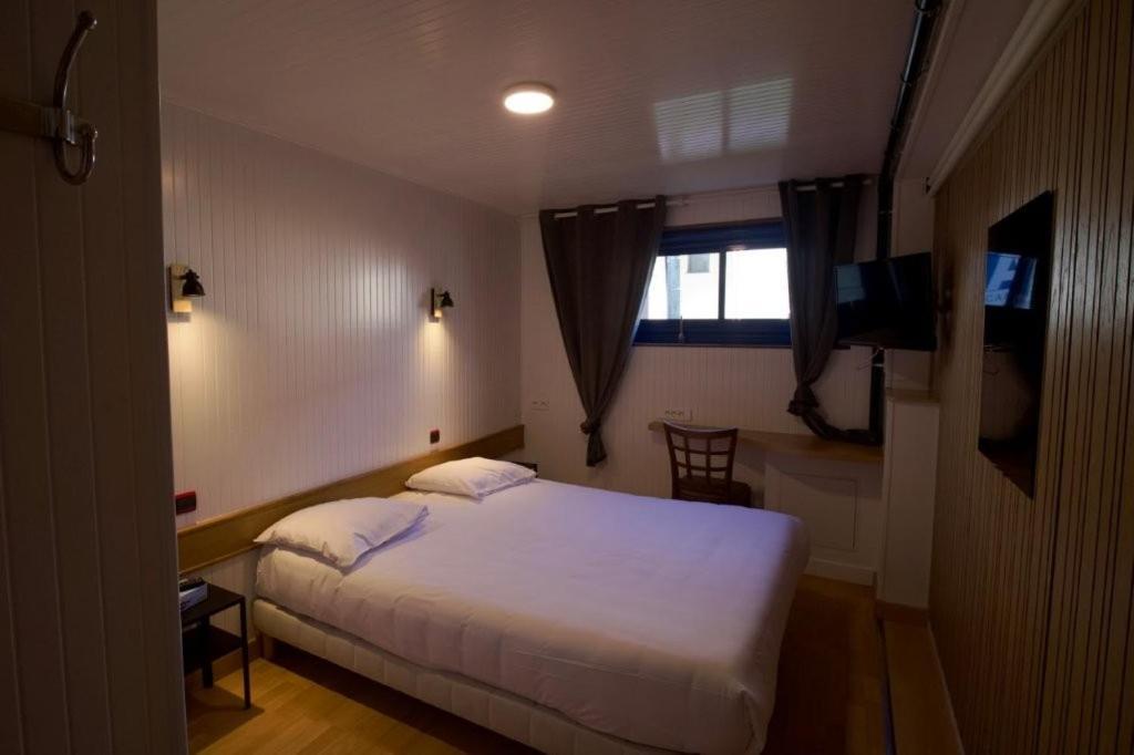 Standard Double Room shower or bathtub