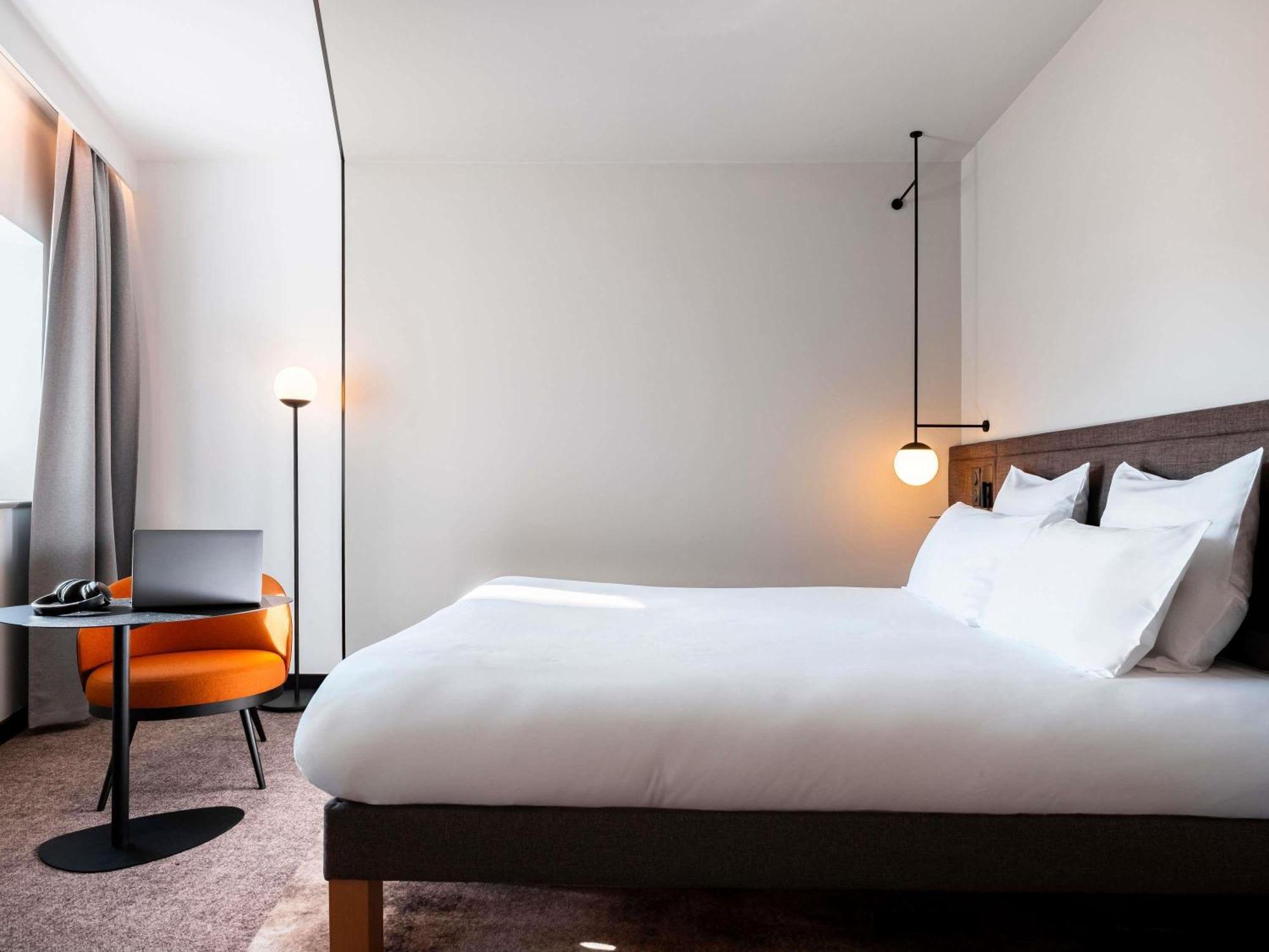 Deluxe Room a Queen Bed