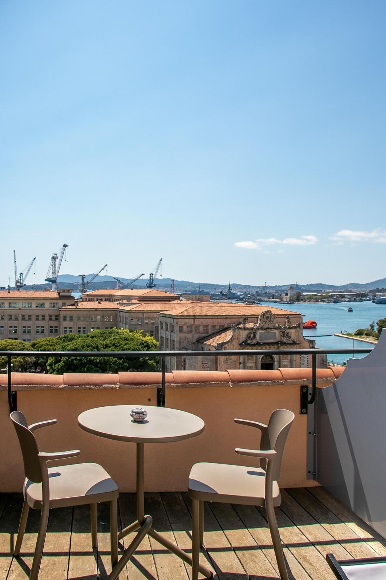 Sundeck Room Access to Rooftop Basin