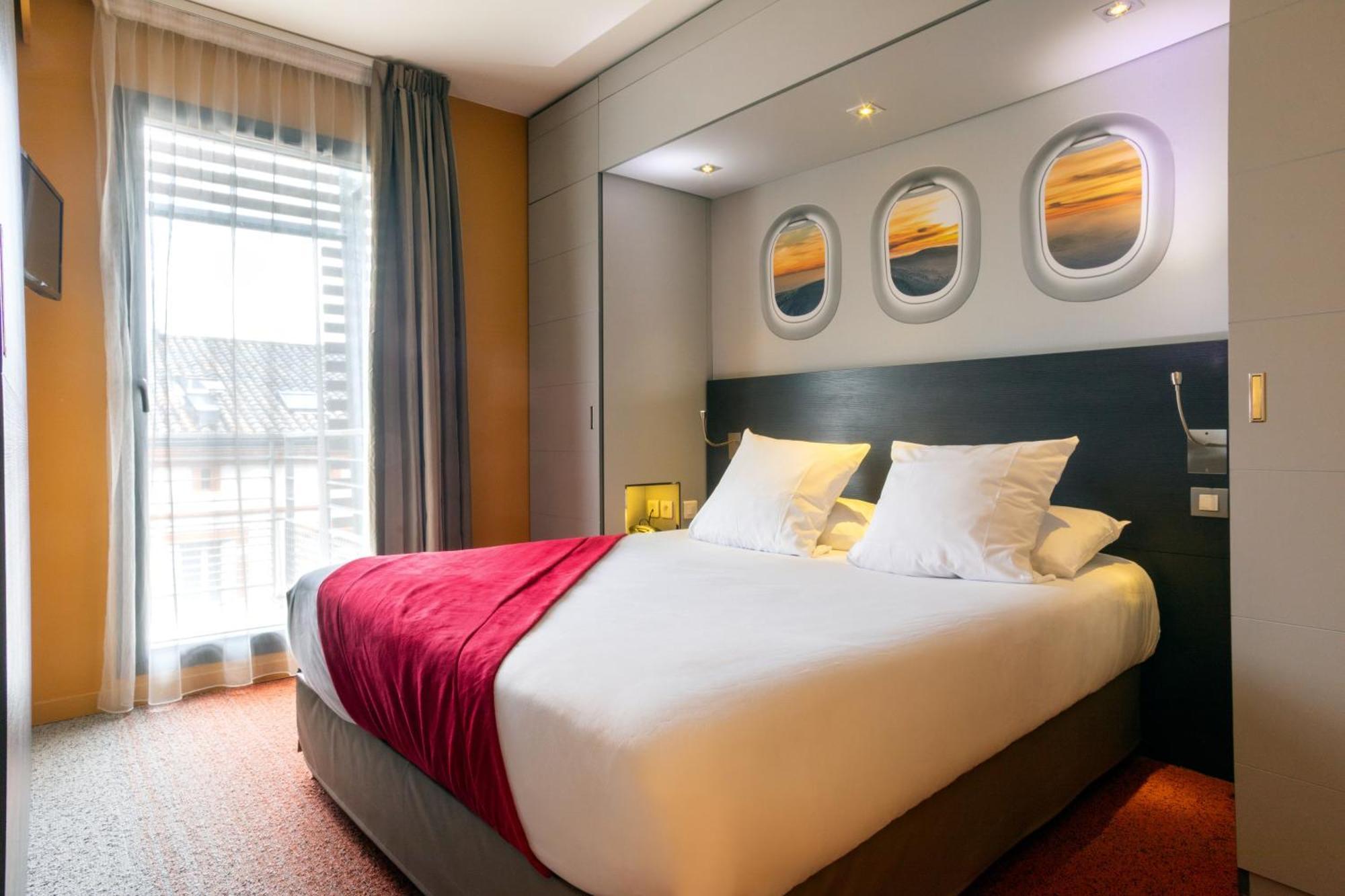 Apartamento de 1 dormitorio con salón y sofá cama