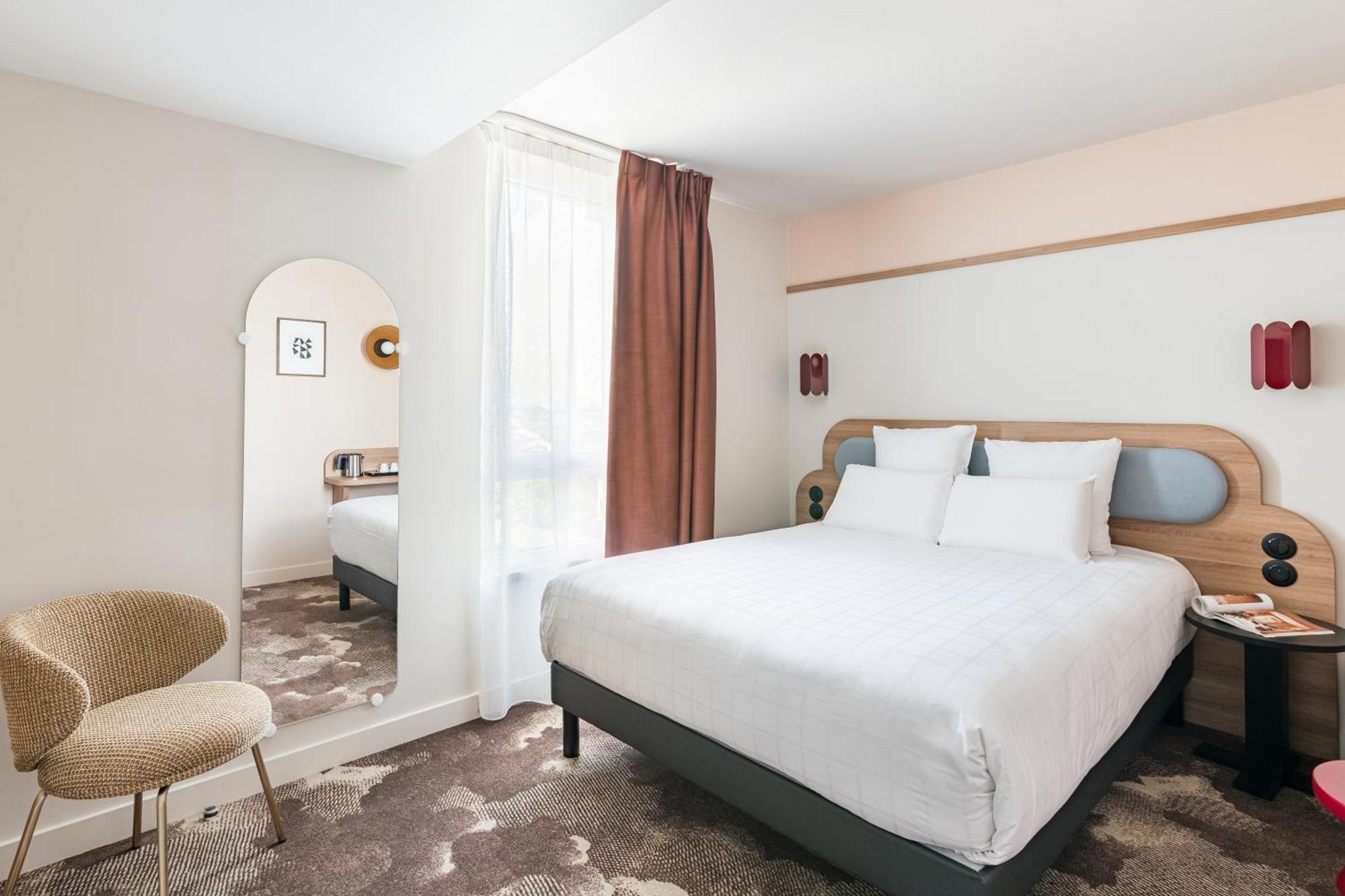 Superior Queen Room with One Queen Bed