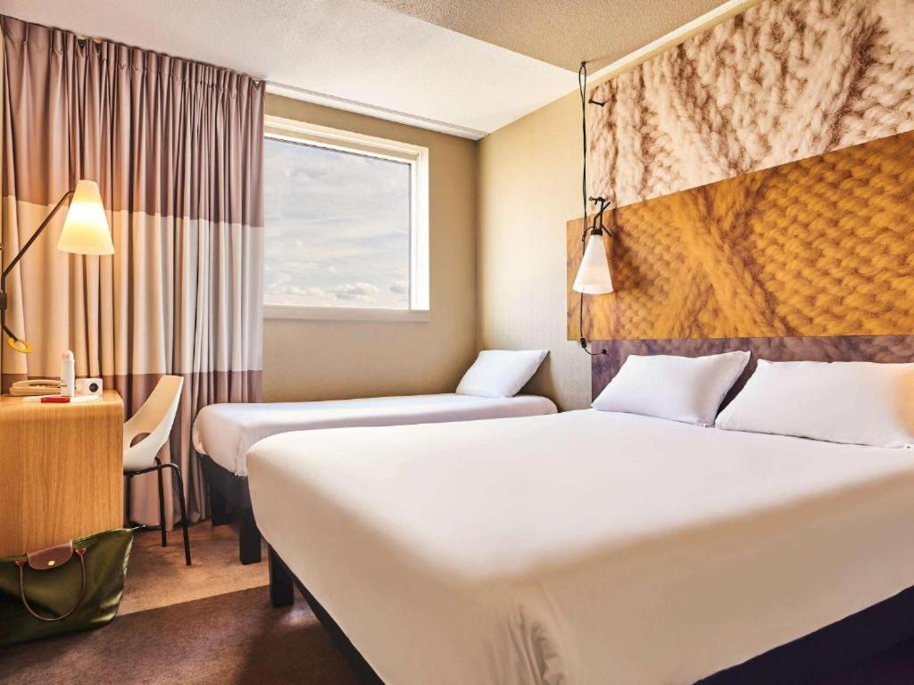 Standard Room with One Double Bed and One Single Bed