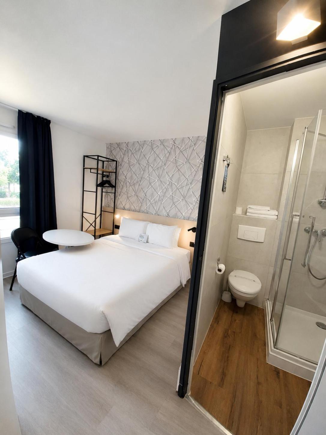 2 Standard Room Connecting 1 Double Bed 2 Single Beds