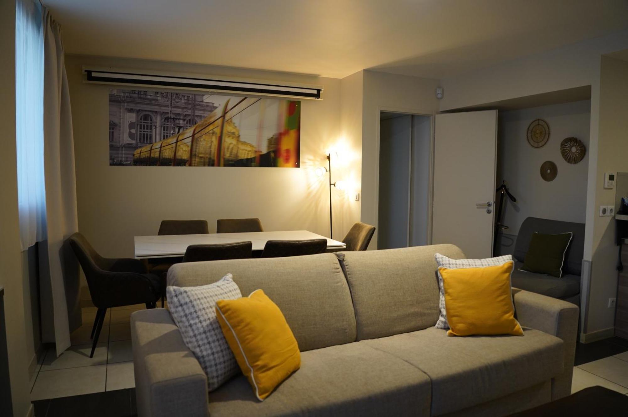 King Apartment Two Sofa Beds Kitchen Bath Tub Private Terrace Non-Smoking