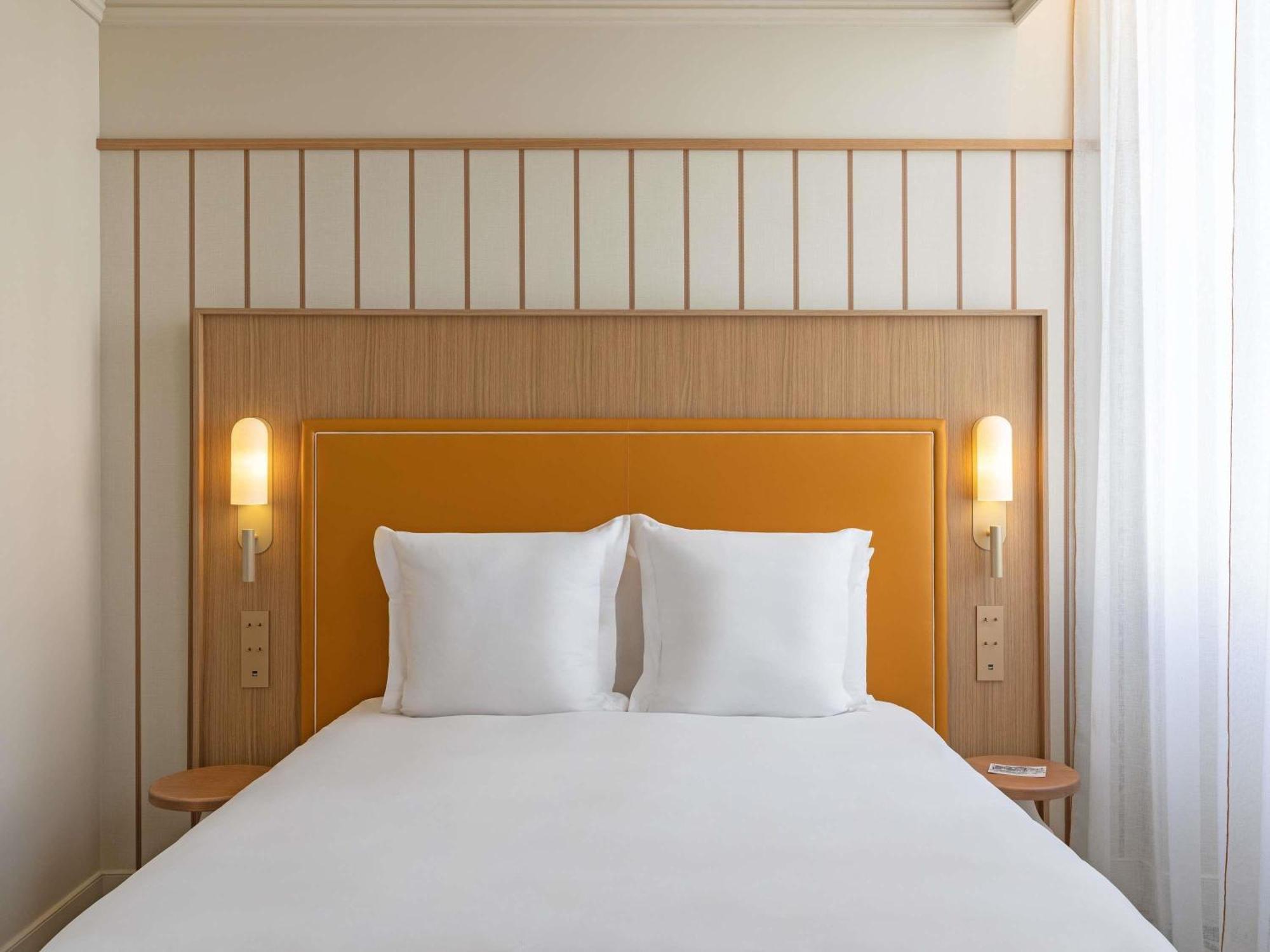 Superior Queen Room with Side Port View
