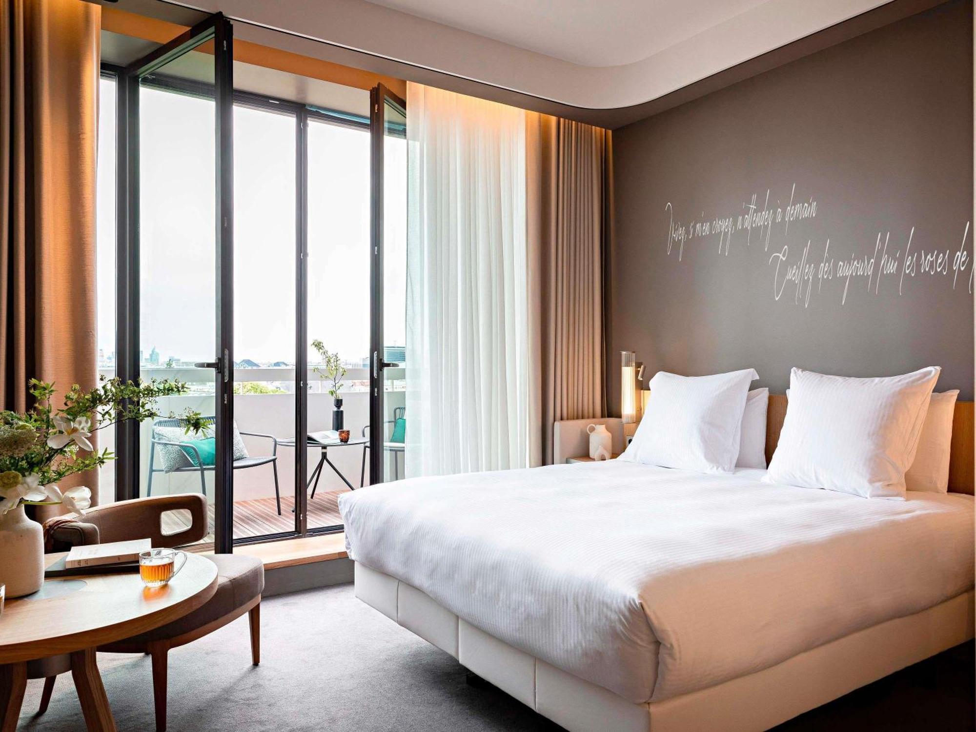 Deluxe King Room Balcony Eiffel Tower View