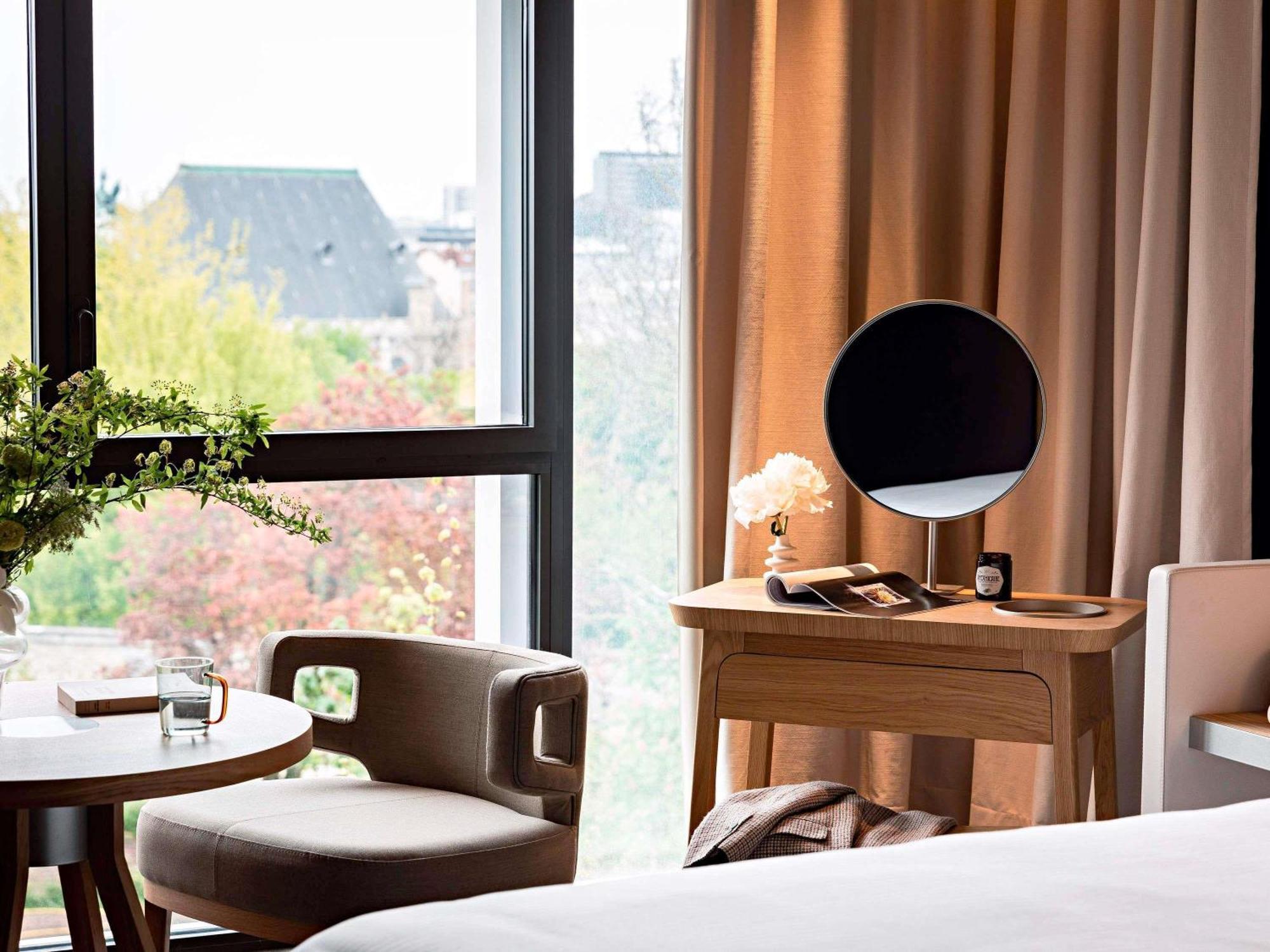 Deluxe King Room Balcony Eiffel Tower View
