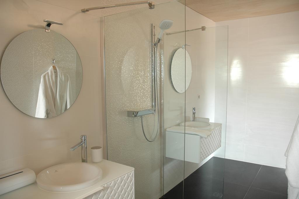 Habitación con cama extragrande y bañera de hidromasaje