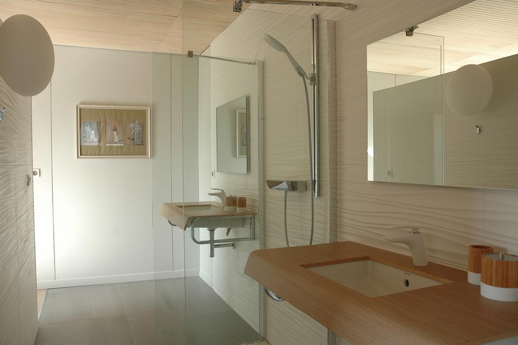 Habitación con cama extragrande y bañera de hidromasaje