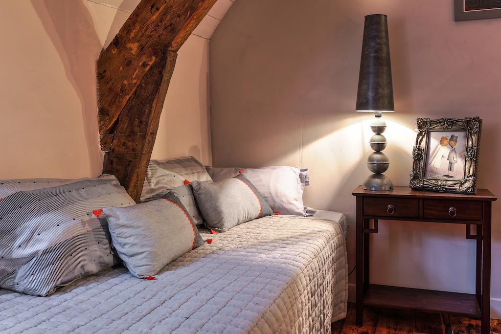 Zimmer mit Kingsize-Bett und Gartenblick.