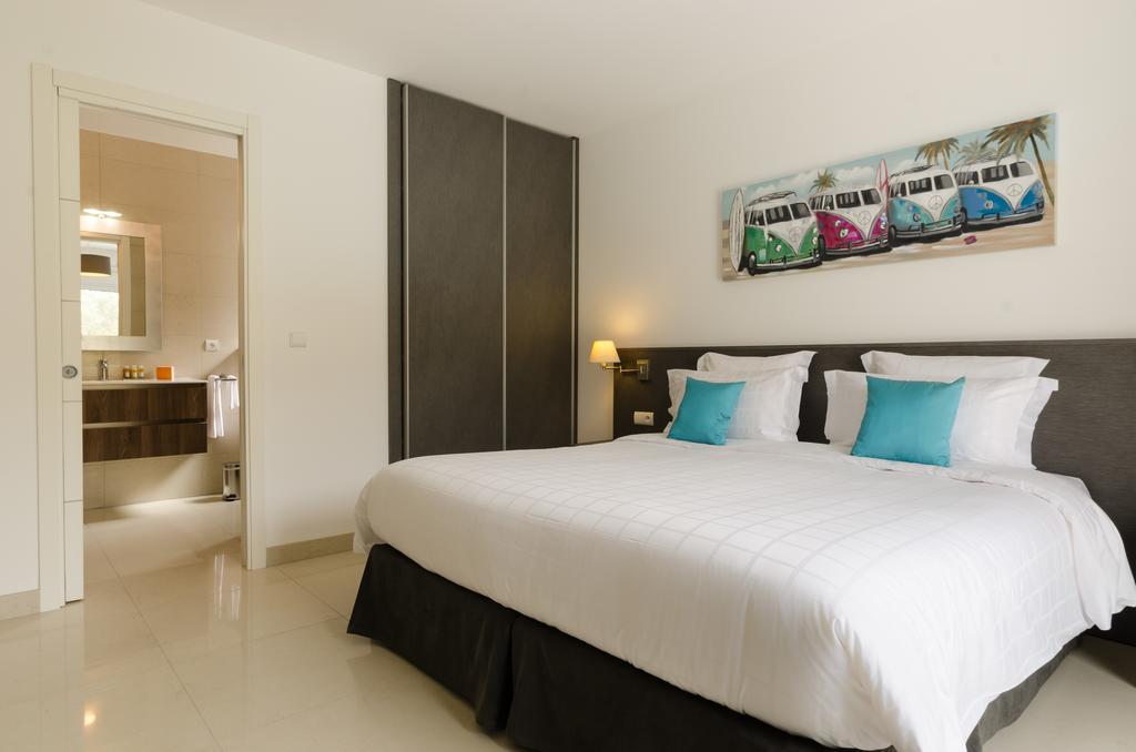 Contemporary Six-Bedroom Villa with Private Pool,320229277:JPEG