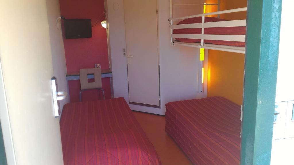 Triple Room 3 Single Beds