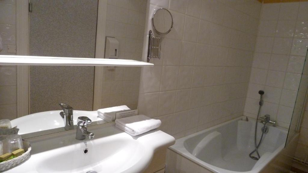 Large Twin Room with bath