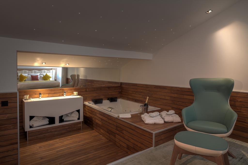 King Suite Bathtub