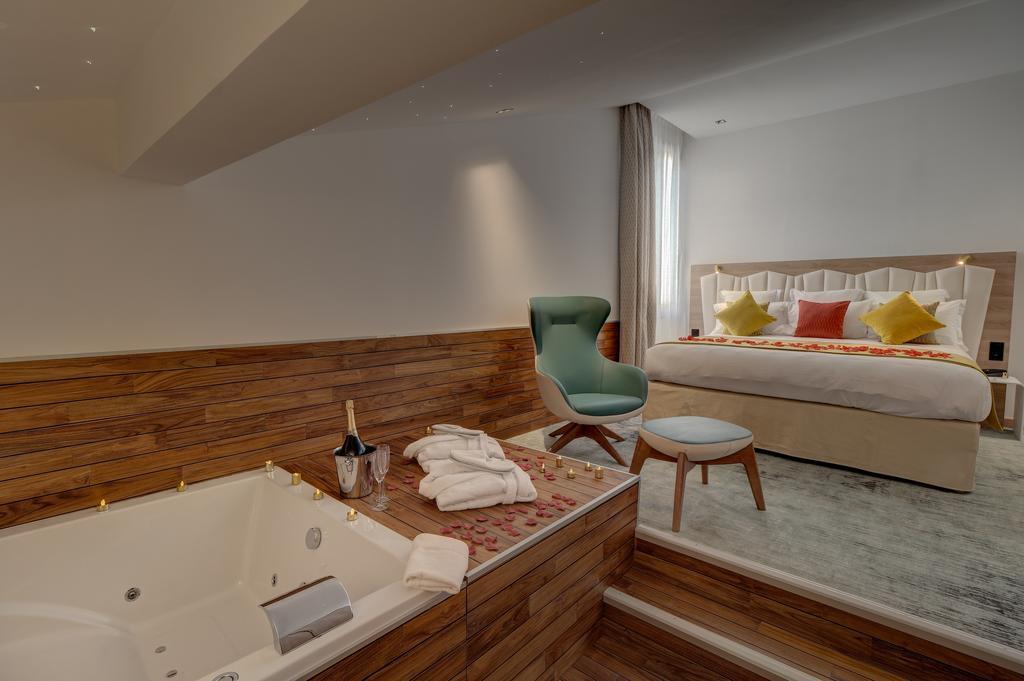 King Suite Bathtub