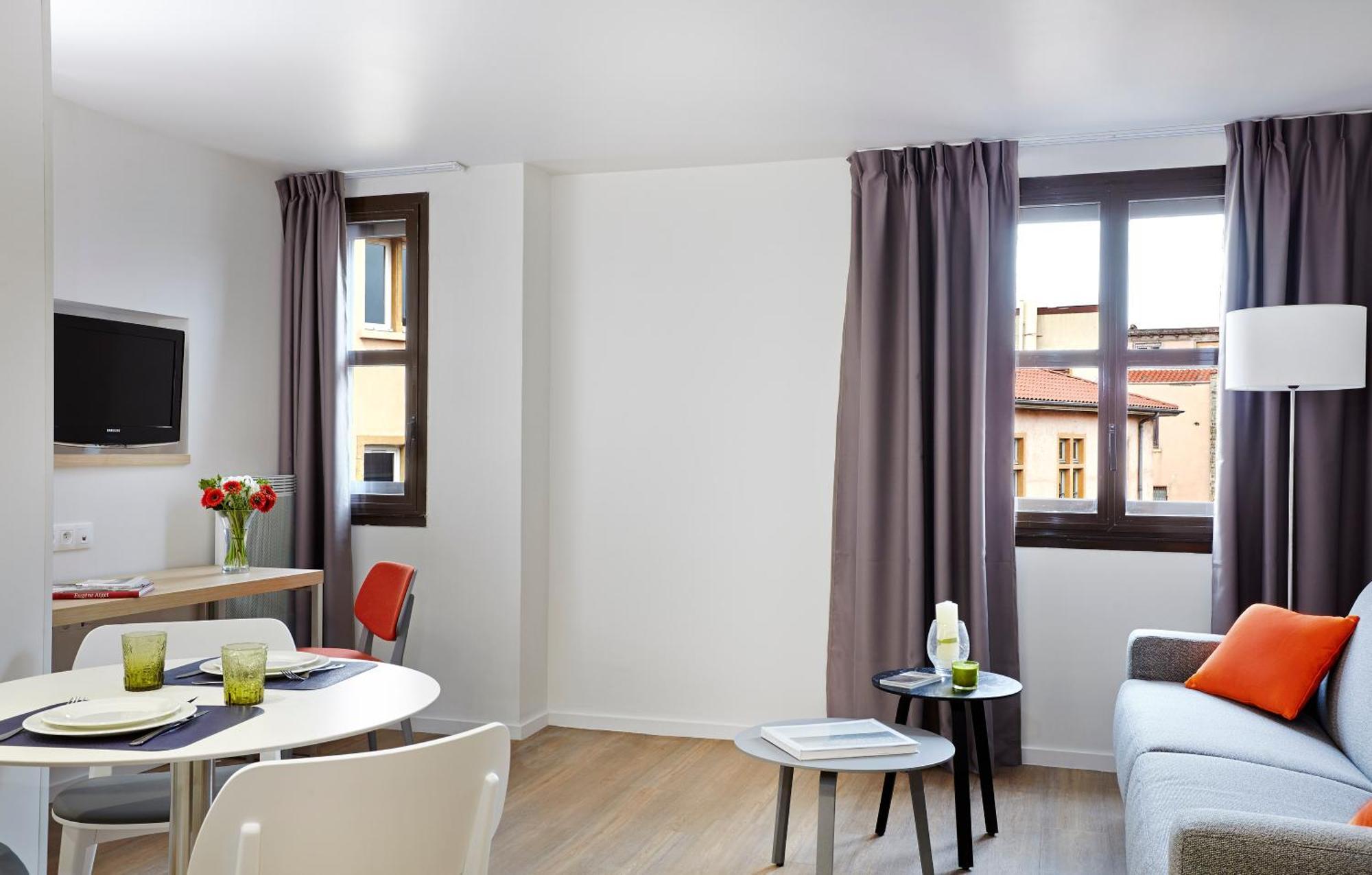 Deluxe One-Bedroom Apartment with Air Conditioning
