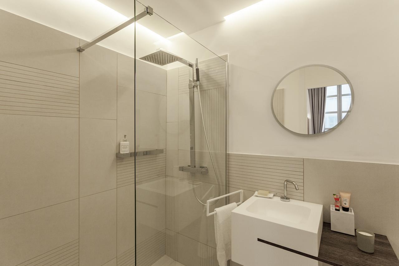 Deluxe Double Room Shower