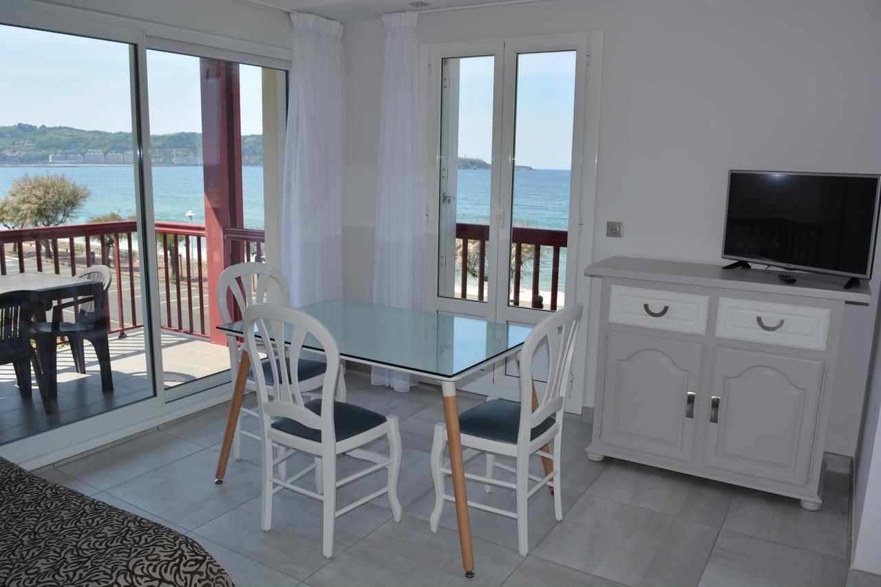 Habitación con cama extragrande y vistas al mar