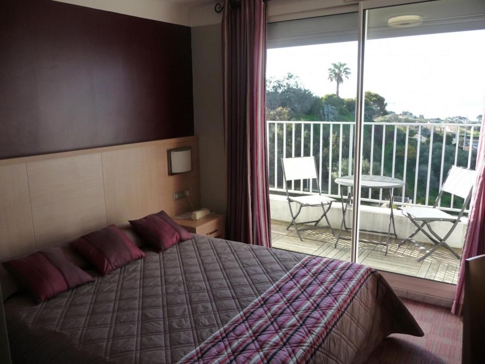 Two Adjacent Double Rooms (non connecting)