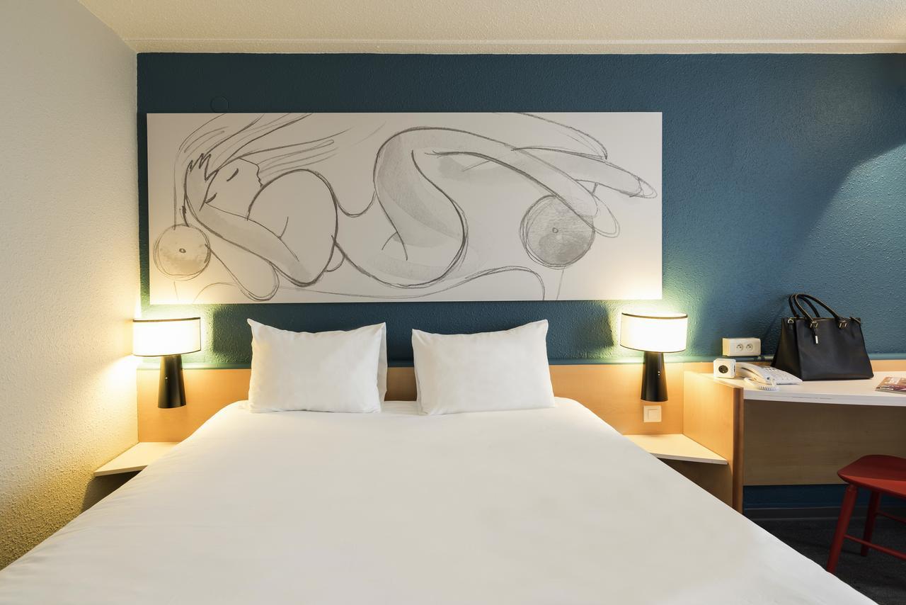 2 adjacent rooms (non-connecting)