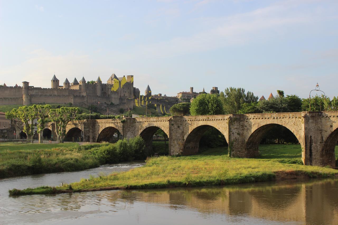 Habitación con cama extragrande.