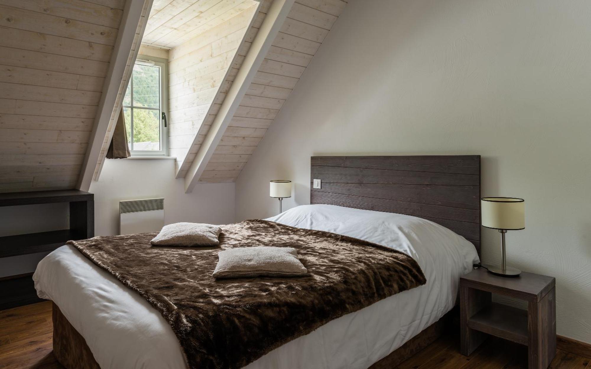 One-Bedroom Apartment Alcove