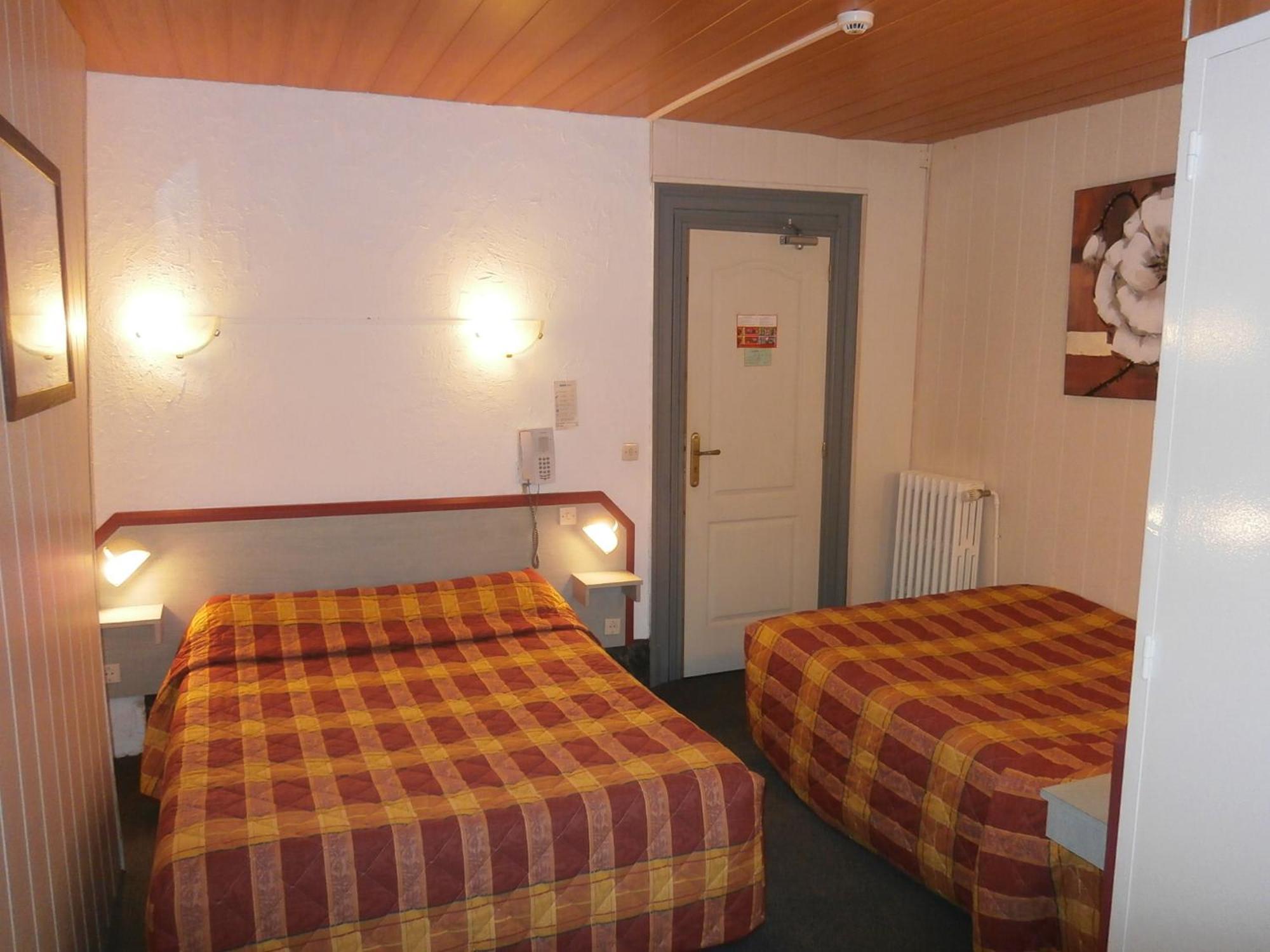 Triple Room with 1 Double Bed and 1 Single Bed