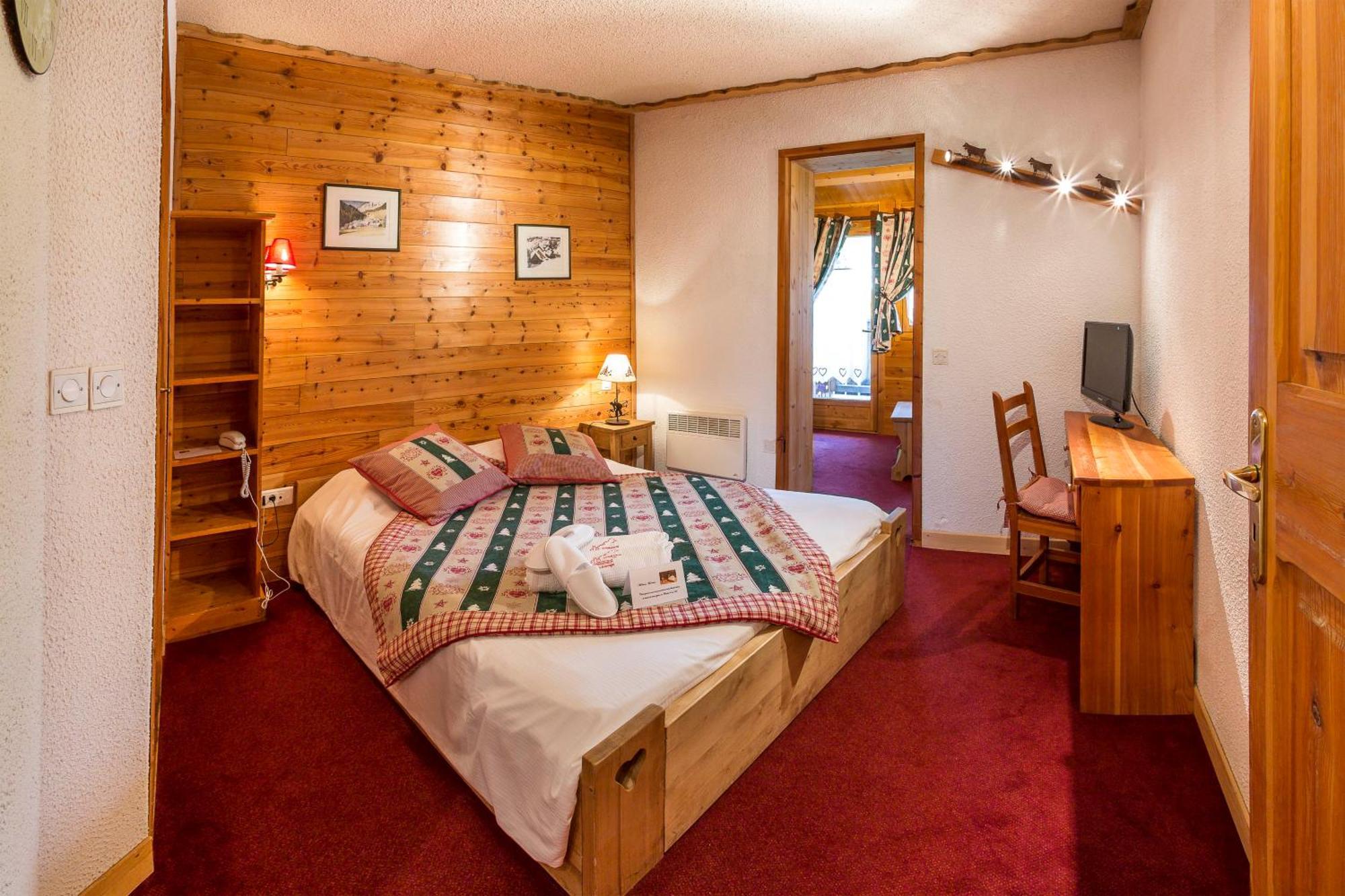 Double Room Short