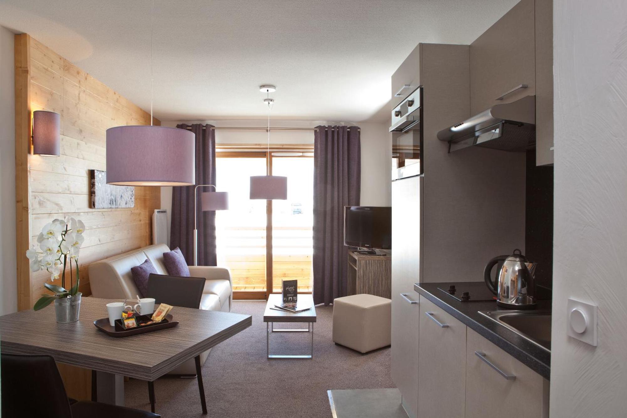 One-Bedroom Apartment with Alcove (4 Adults + 2 Children)