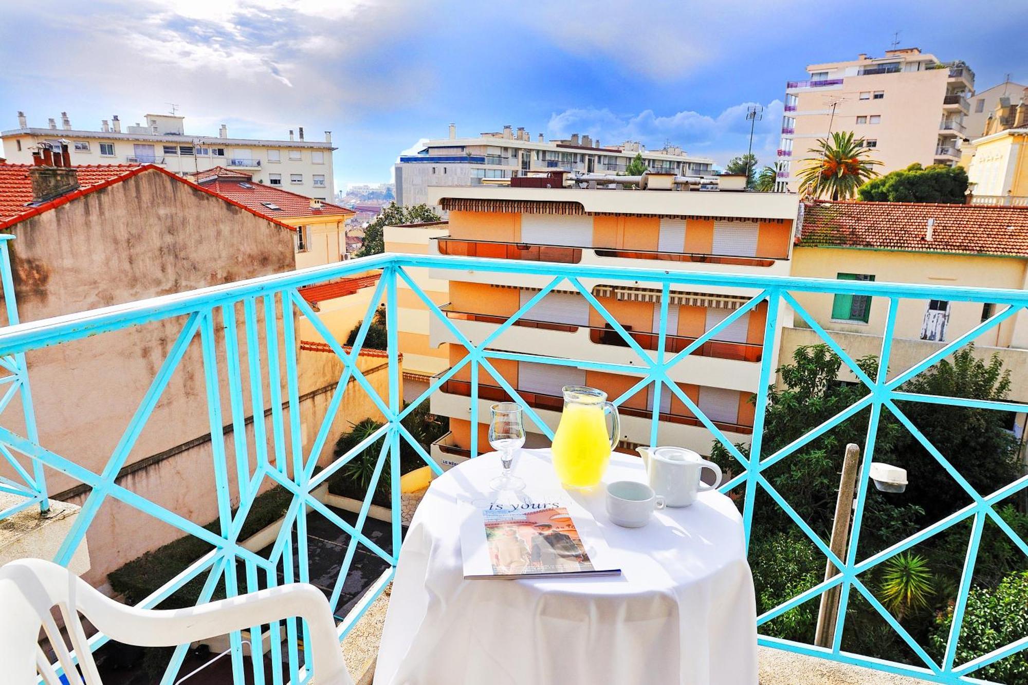 Studio (3 Adults),995070640:JPEG