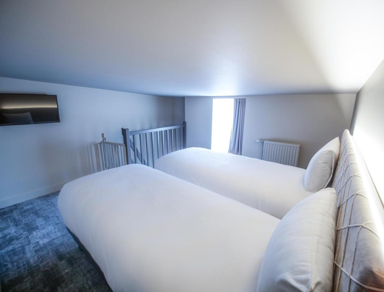 Family Suite with One Double Bed and Twin Beds,1704858462:JPEG
